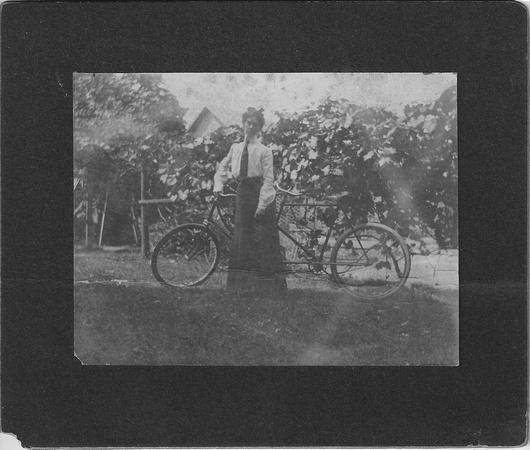 Photo_Unknown Portraits_unknown woman with tandem bike